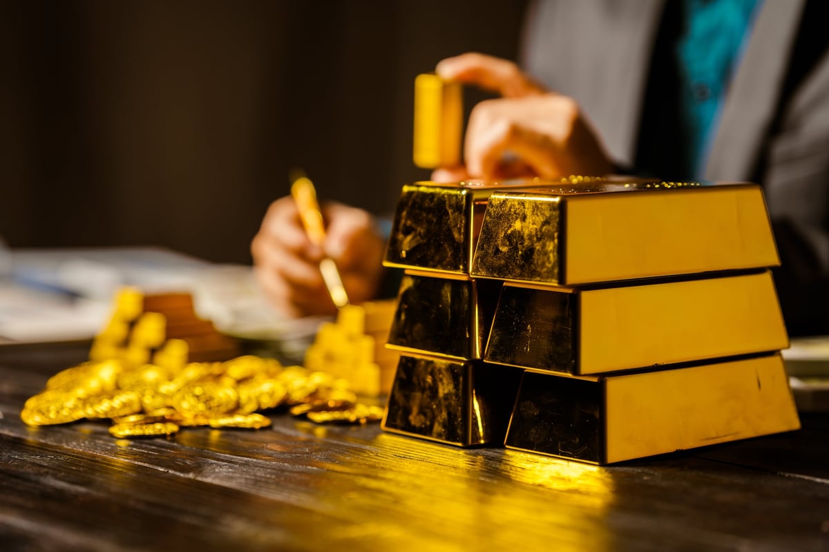 Trader analysing gold markets late at night